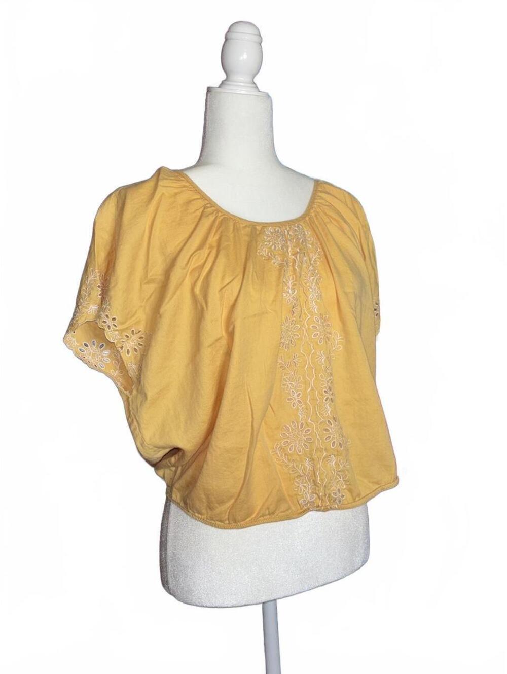 VINTAGE Forever 21 boho style peasant blouse featuring floral eyelet embroidery